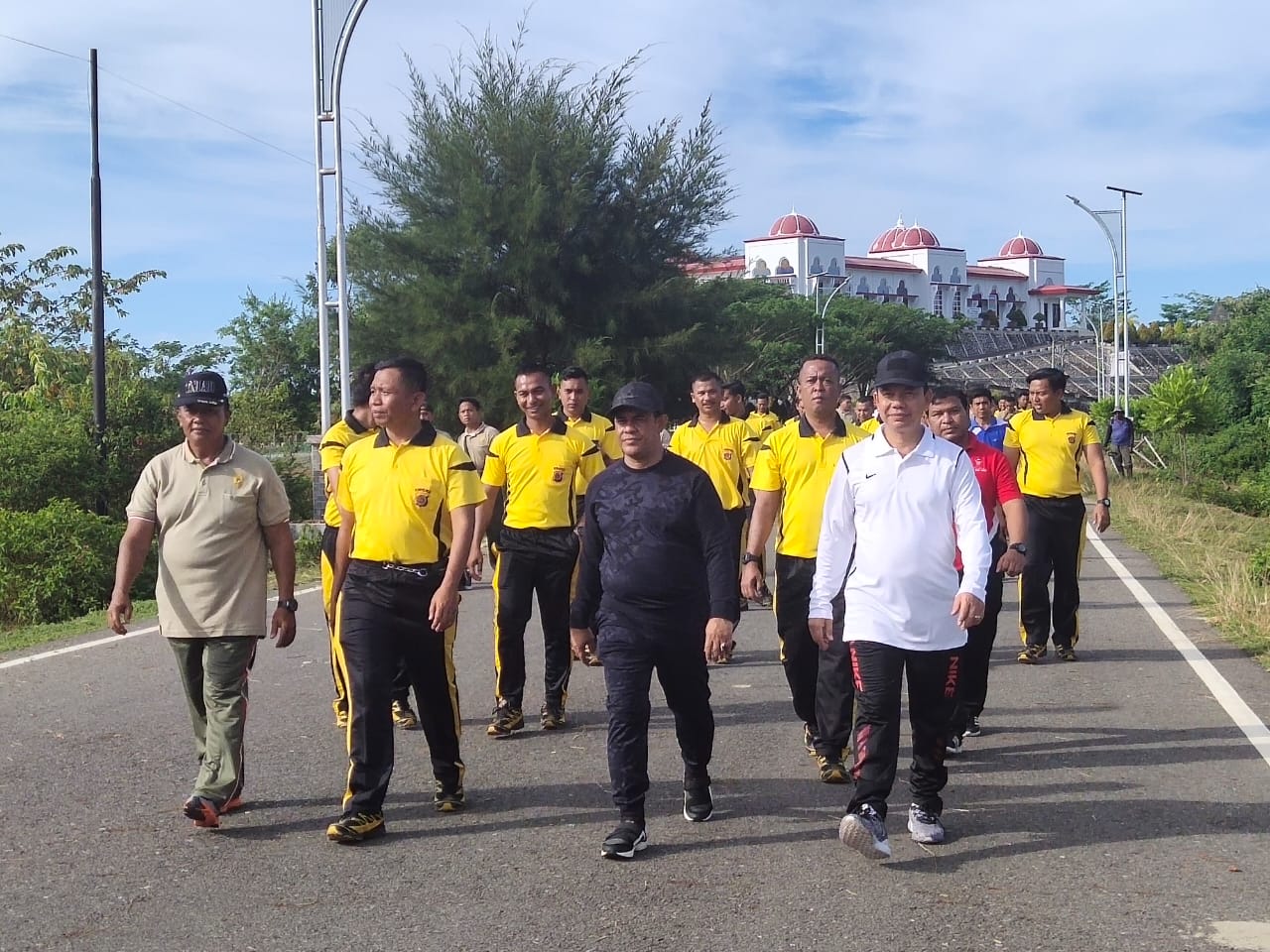 Personil Kodim Aceh Jaya Hadiri Senam dan Gerak Jalan HUT Bhayangkara ke – 73