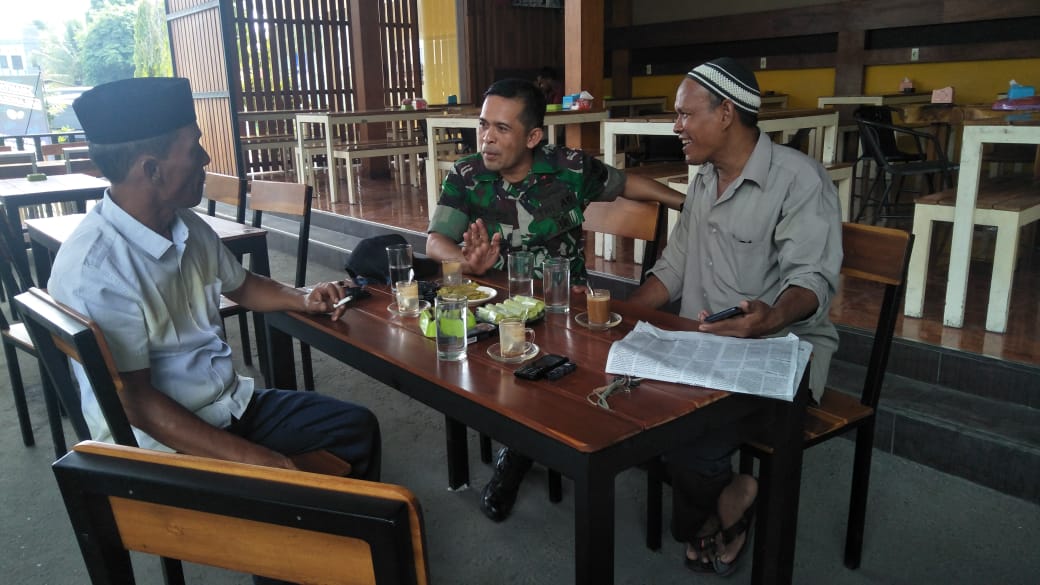 Babinsa Koramil 06/Peusangan Jalin Keakraban Lewat Komsos