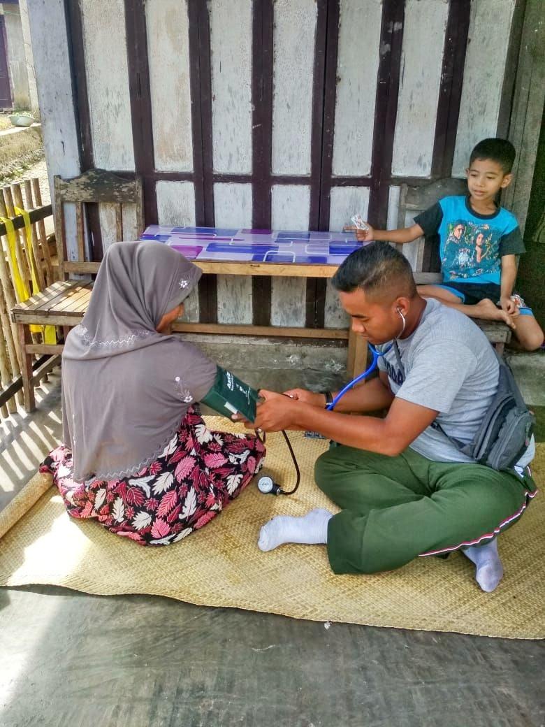 Peduli Kesehatan Warga, Anggota Yonif 116/GS Kesehatan Keliling