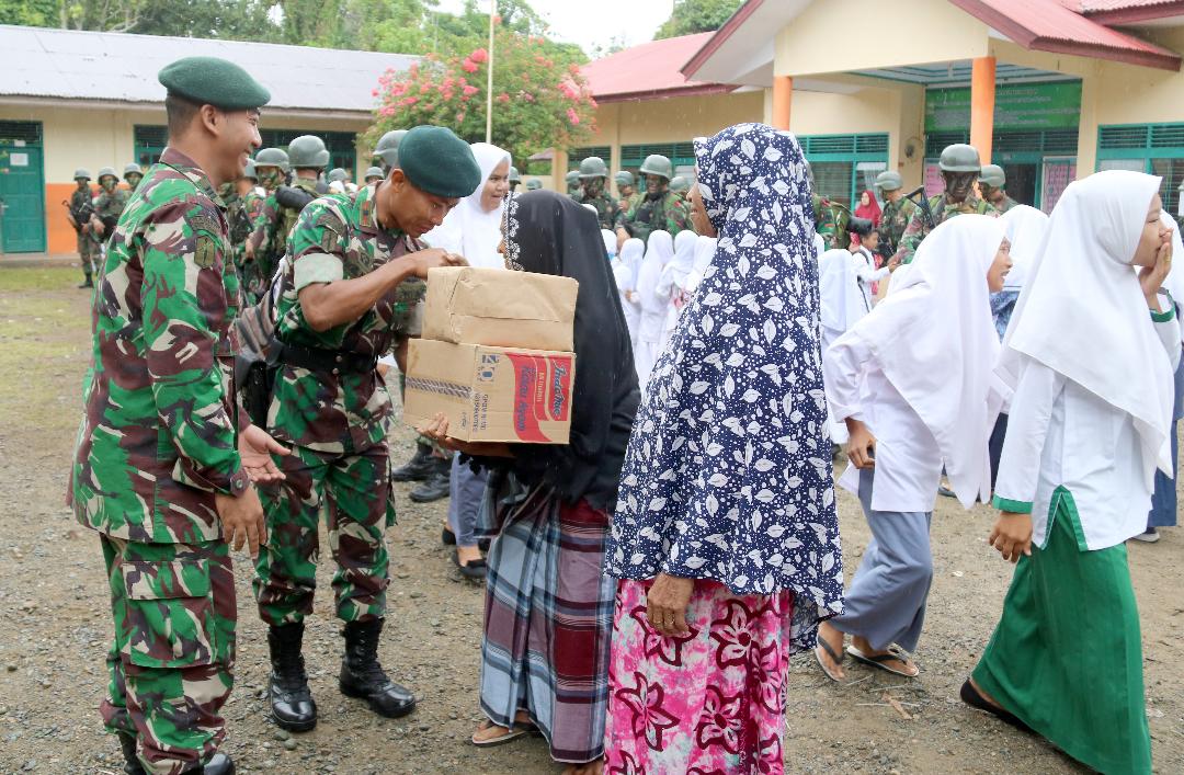 Prajurit Yonif Raider 112/DJ Berikan Santunan