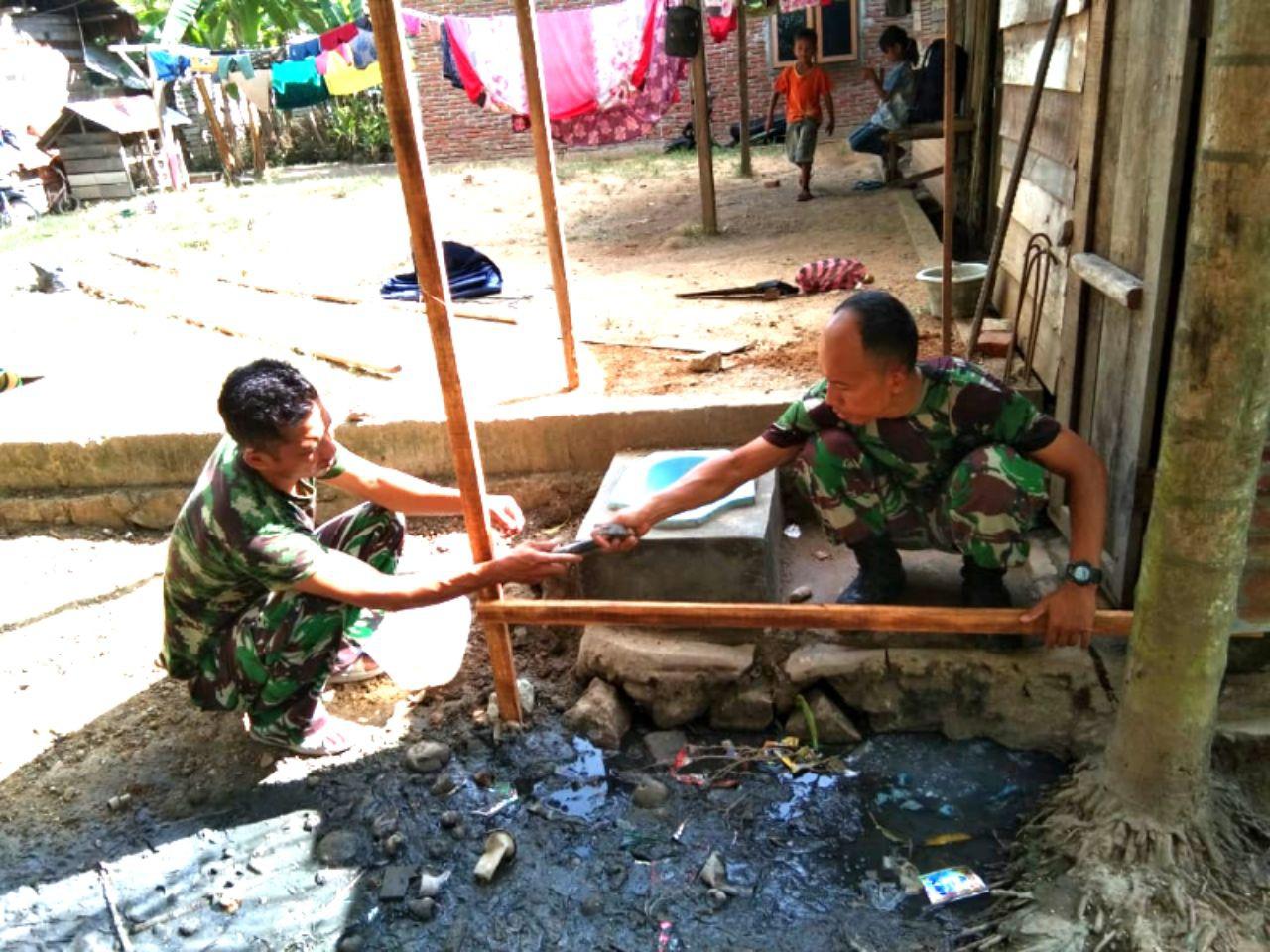 Ciptakan Lingkungan Sehat, Koramil 02/Suka Makmur Bangun Puluhan Jamban