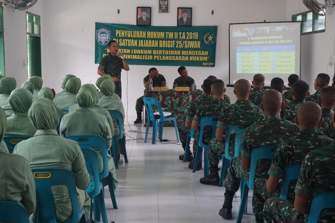 Prajurit dan Persit Yonif Raider K 113/JS Terima Penyuluhan Hukum dari Kumdam IM