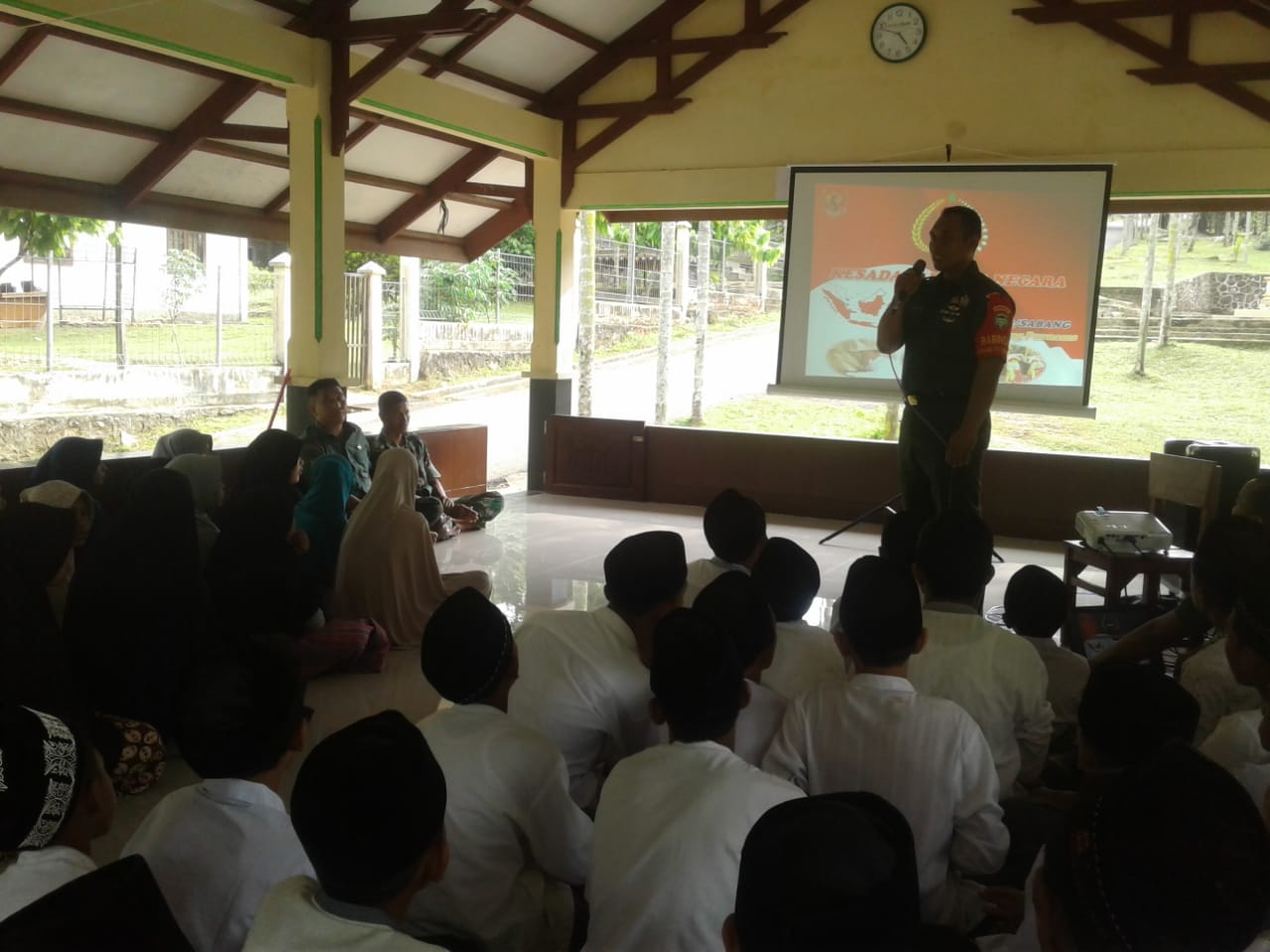 Tingkatkan Cinta Tanah Air, Babinsa Koramil Sukajaya Berikan Wasbang Kepada Santri