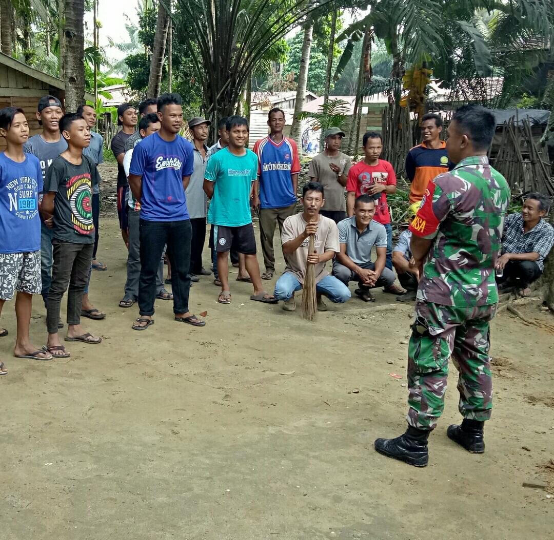 Budayakan Hidup Sehat, Babinsa Koramil 04/Rundeng Ajak Jaga Kebersihan Lingkungan