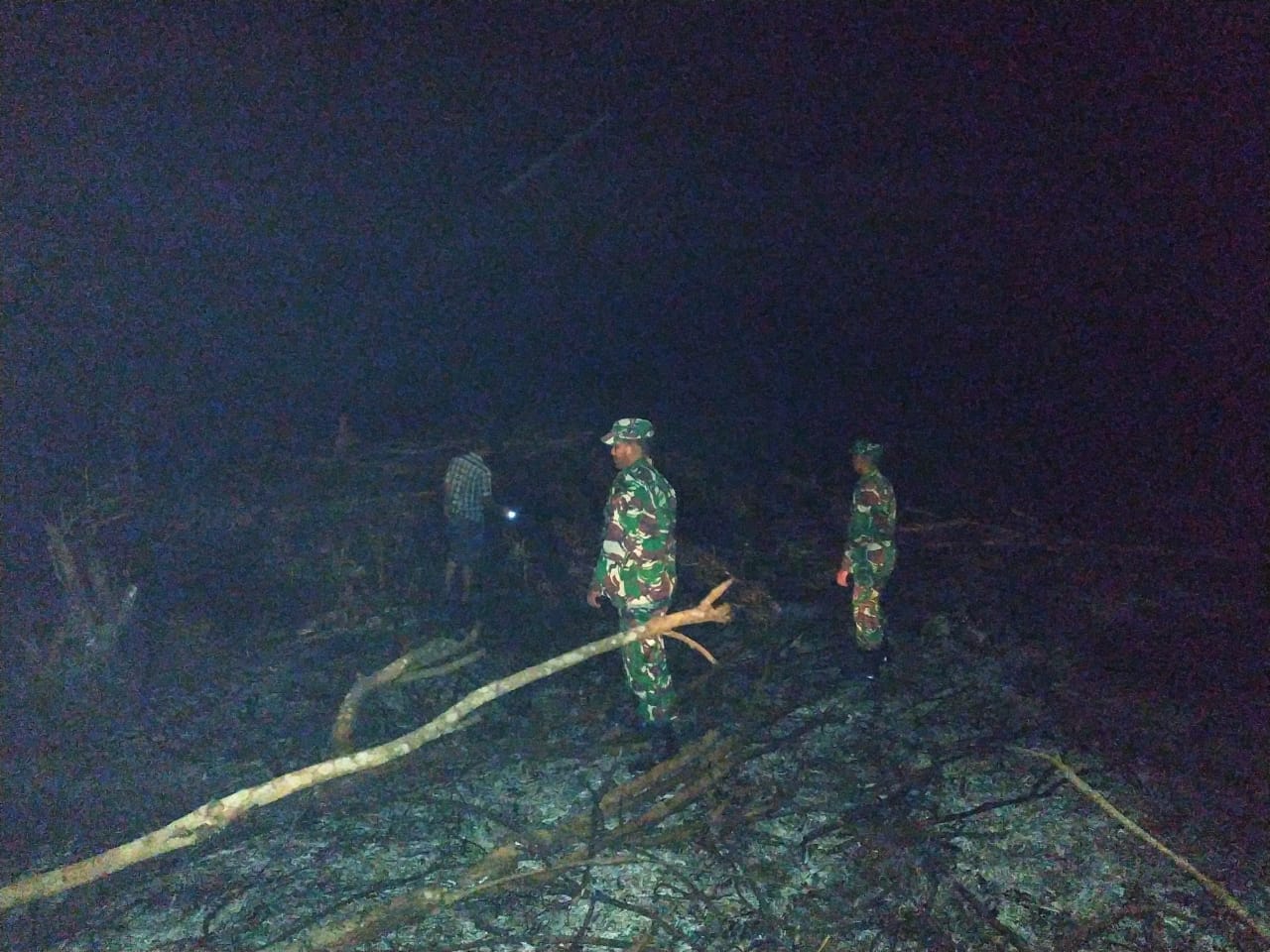 Malam Hari Babinsa Posramil Darul Hikmah Lakukan Patroli Karhutla