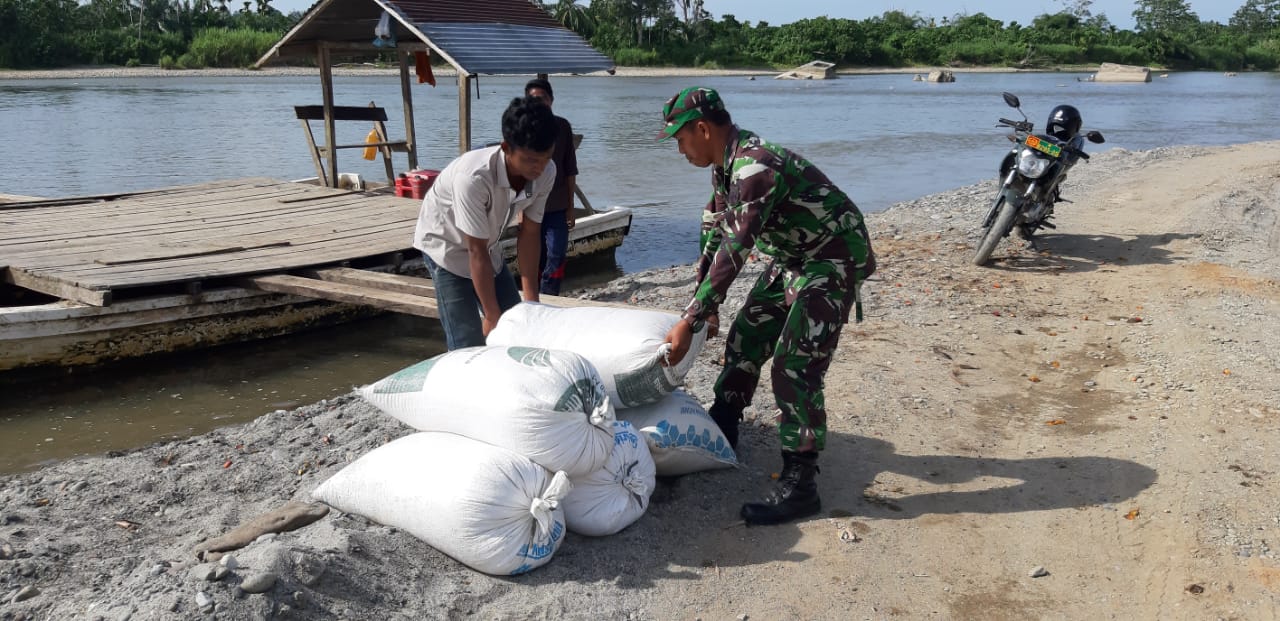 Serda Sochibul Bantu Warga Angkat Hasil Panen Jagung