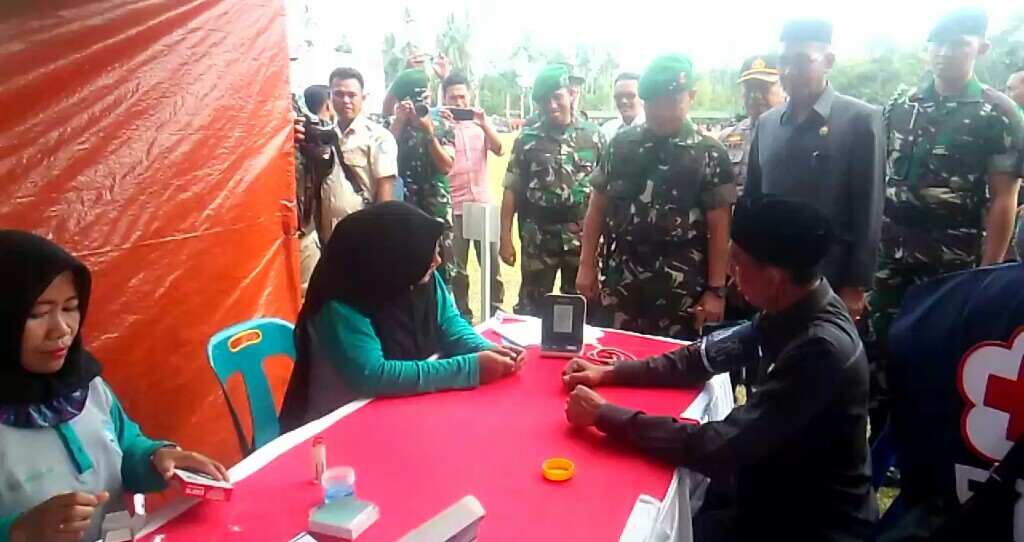 Ratusan Warga  Padati Lokasi  Pengobatan Massal Opster TNI di Samadua