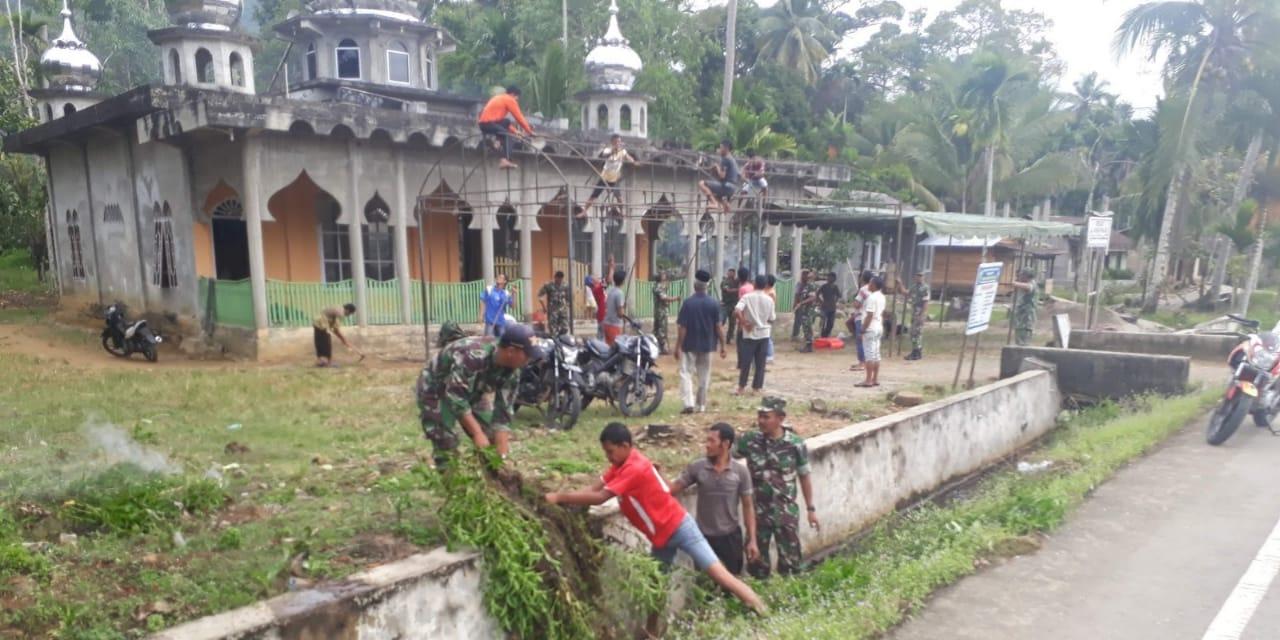 Danposramil Trumon Tengah Pimpin Langsung Kegiatan Jumat Bersih di Masjid Al Munawarroh