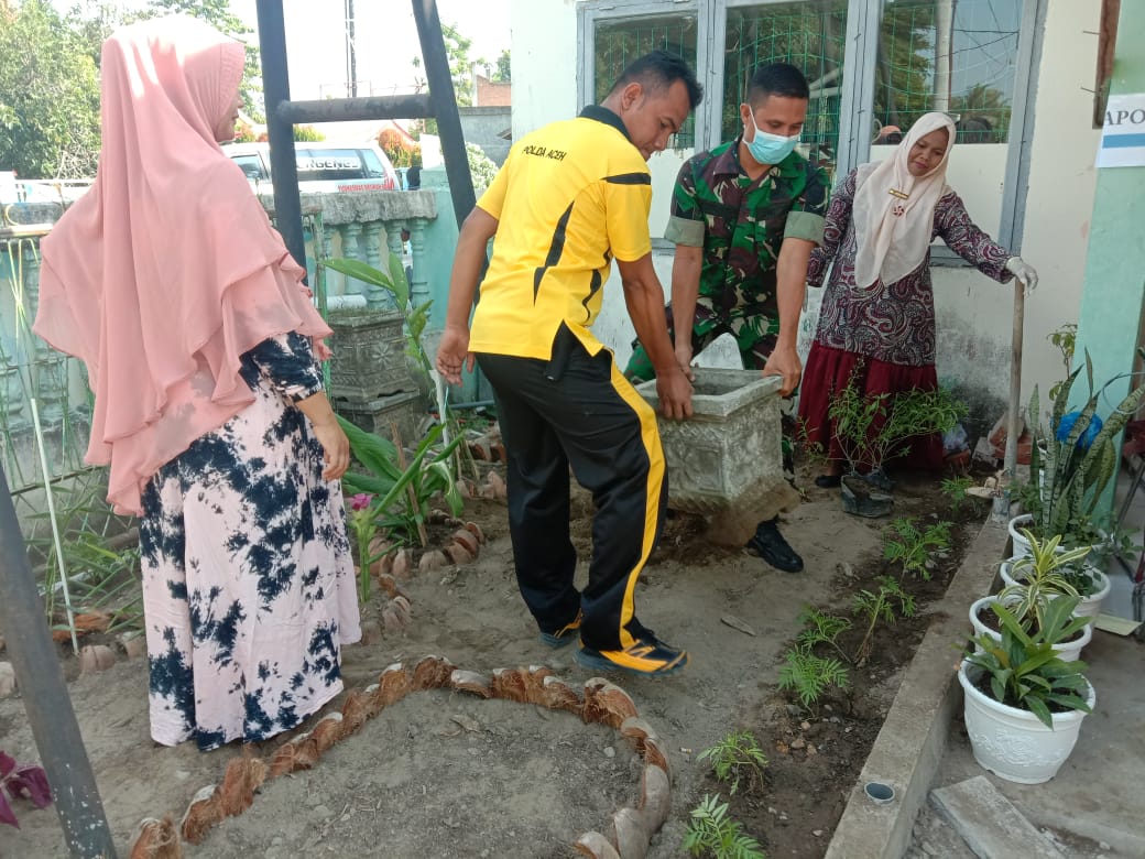 Anggota Koramil 28 Gotroy Bersihkan Puskesmas