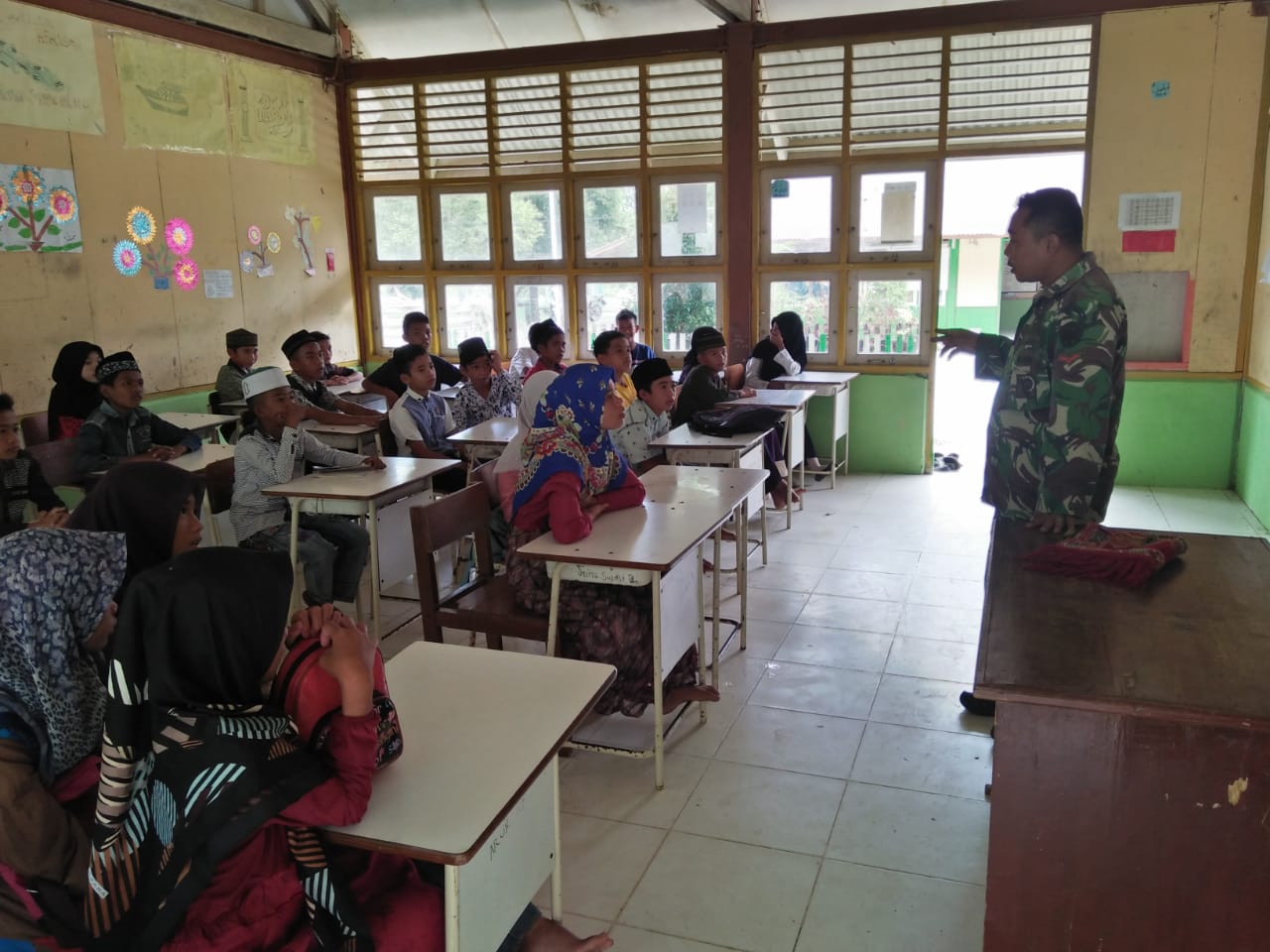 Babinsa 07 Tanamkan Wasbang dan Bela Negara Kepada Siswa MTSS