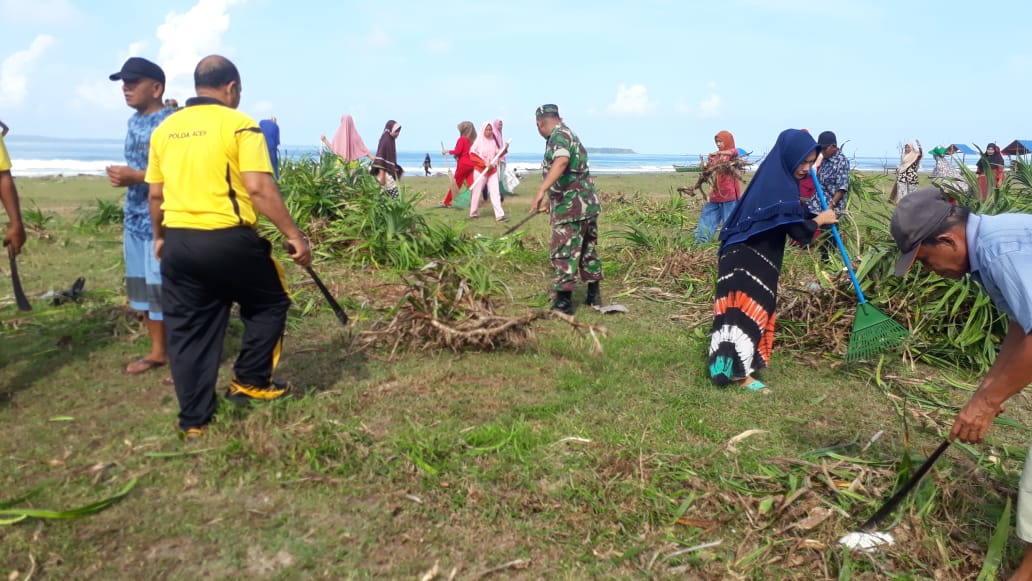 Posramil  Teupah Barat Bersama Warga Gotong Royong Bersihkan Tempat Wisata