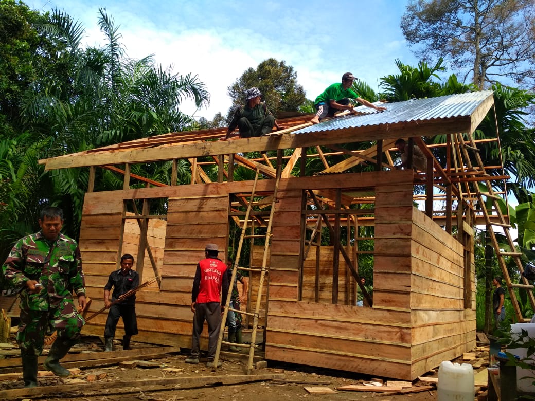 Program RTLH Desa Sekumur Tahap Pemasangan Atap oleh Satgas TMMD Reg ke-105 Kodim 0117
