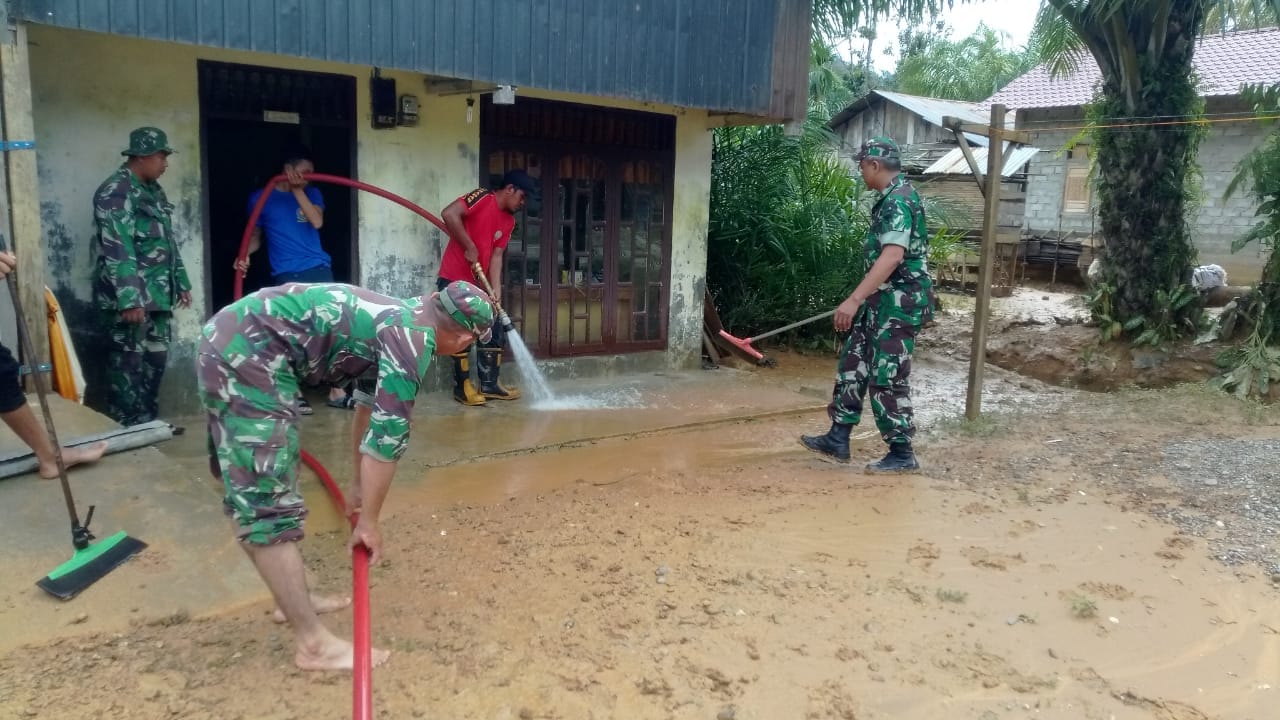Batuud Koramil 09/Trumon Pimpin Bersihkan Rumah Warga Terkena  Banjir