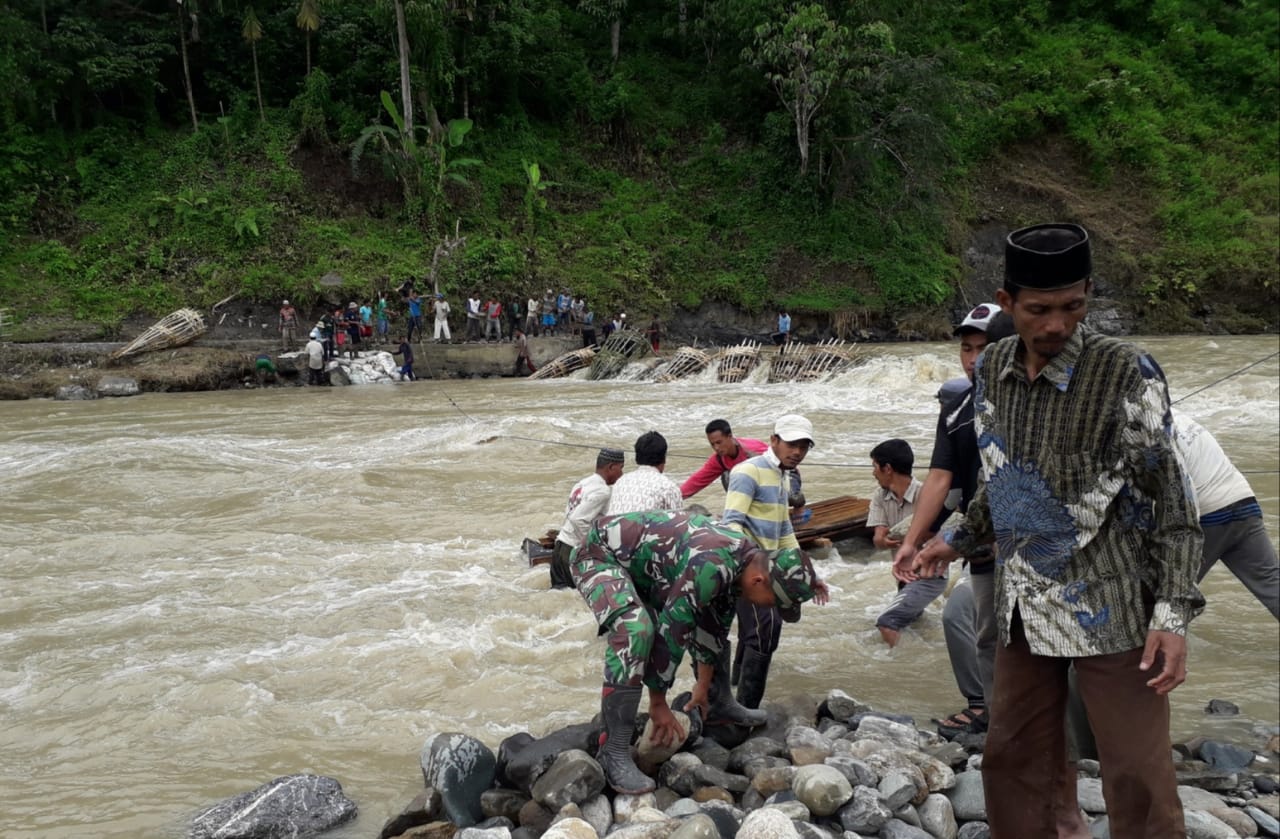 Jalin Kekompakan, Babinsa Bantu Petani Buat Tanggul Bambu