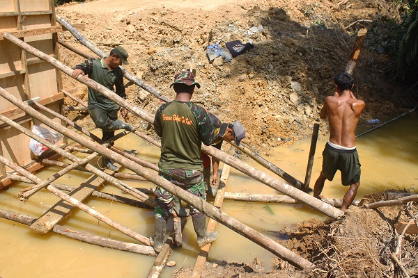 Satgas dan Masyarakat Kerjakan Plat Beton di desa Sekumur