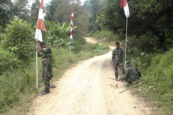 Jelang Pembukaan TMMD 105 Tahun 2019, Satgas TMMD Pasang Umbul-Umbul