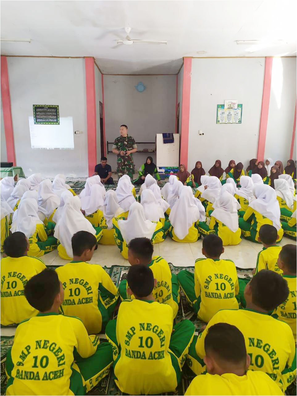 Babinsa Koramil Ule Kareng beri Wasbang kepada Pelajar SMP N 10