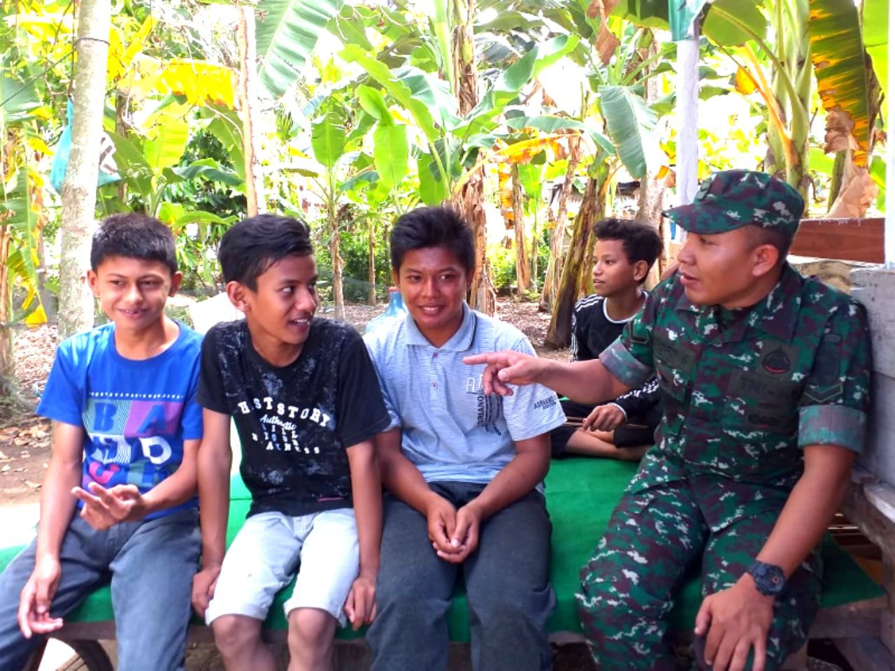 Babinsa Koramil 18 ,Beri Materi Wasbang Bagi Anak-Anak Desa Binaan