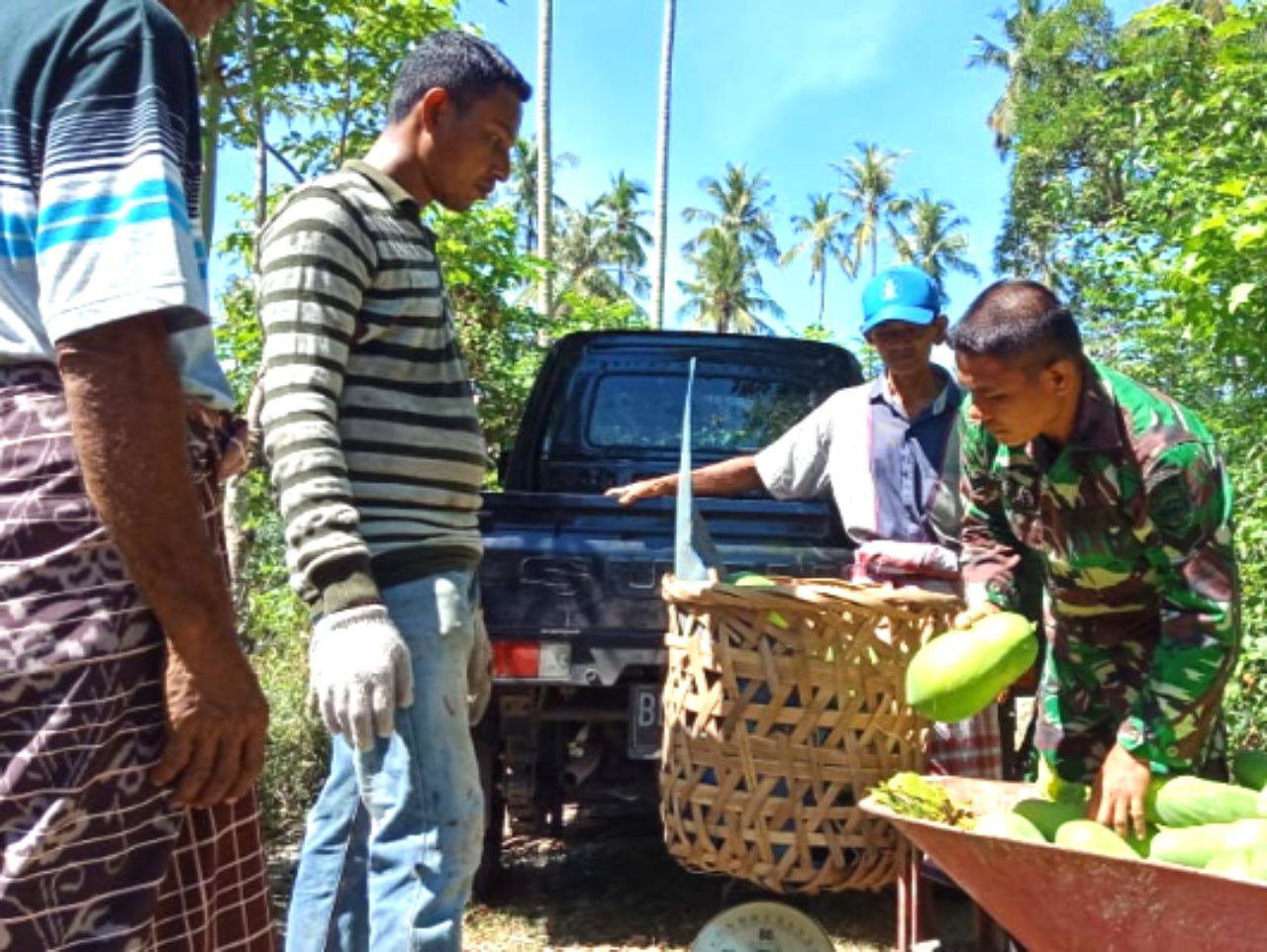 Babinsa Koramil 01/Seulimeum Senantiasa Hadir Bantu Masyarakat Binaan