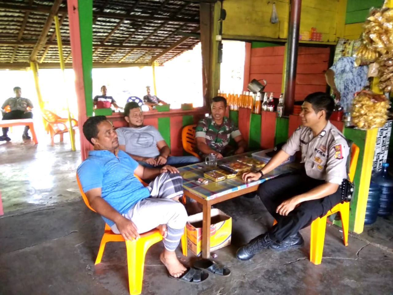 Babinsa Desa Lamnga dan Bhabinkamtibmas Pelihara Stabilitas Keamanan