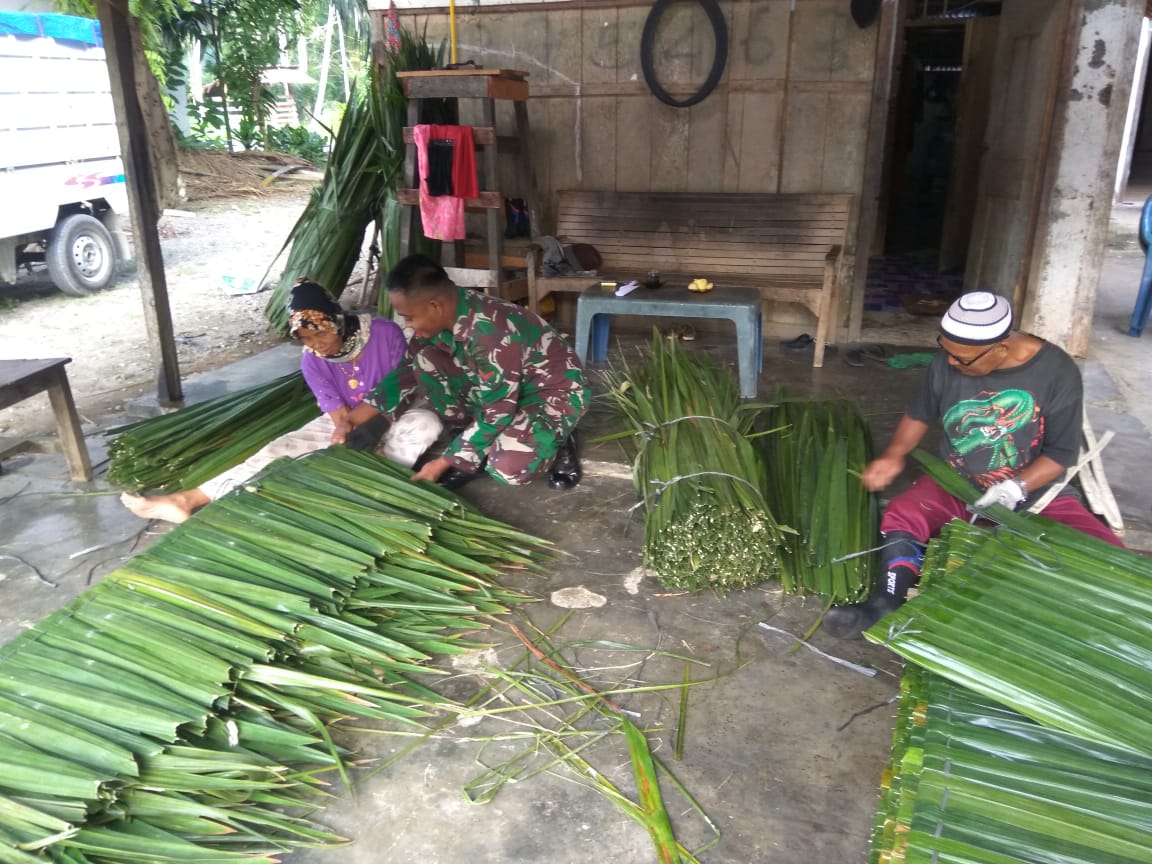 Kopda Novianto Bantu Perajin Membuat Atap Rumah