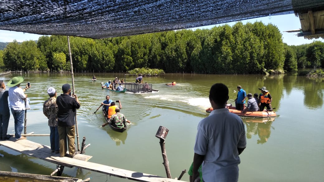 Personil Koramil Lageun Bantu Evakuasi Buaya Masuk Perangkap