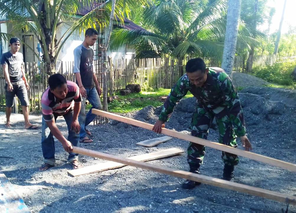 Babinsa Bantu Warga Bangun Rumah