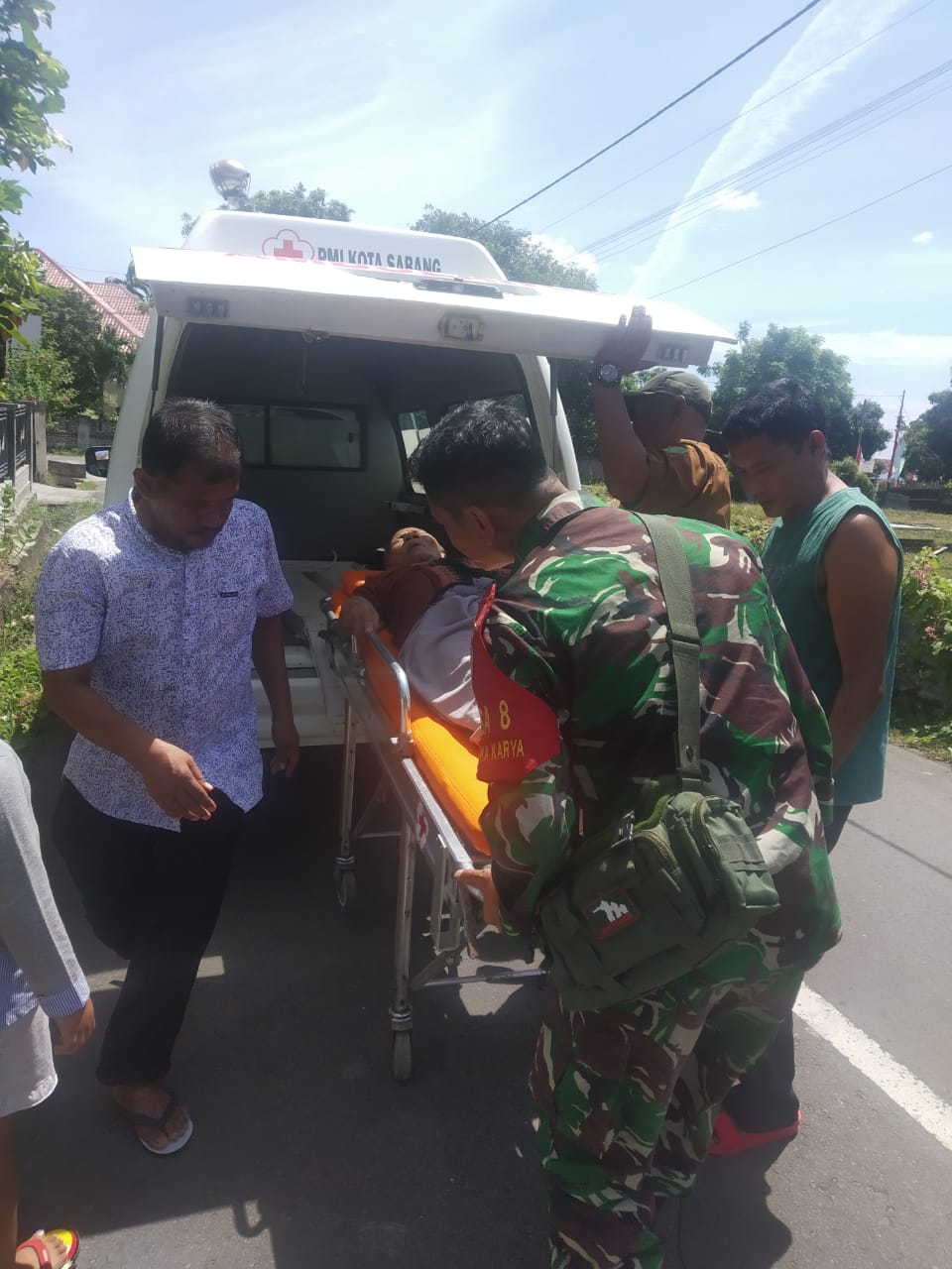 Babinsa Bantu Evakuasi Warga Binaannya Ke Rumah Sakit