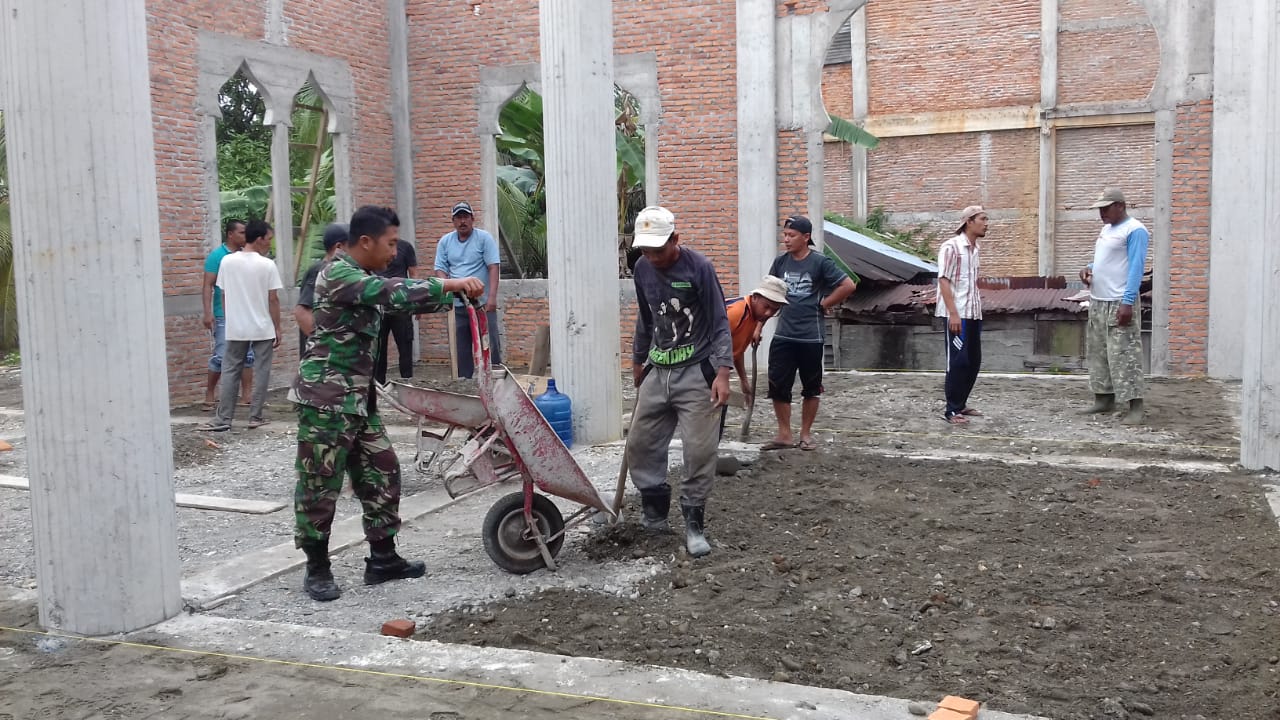 Babinsa Kuala Bersama Warga Gotong Royong Mengecor Lantai
