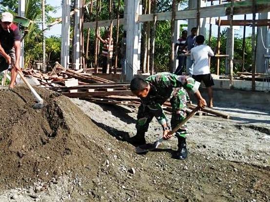 Babinsa Bersama Warga Bantu Pembangunan Mesjid
