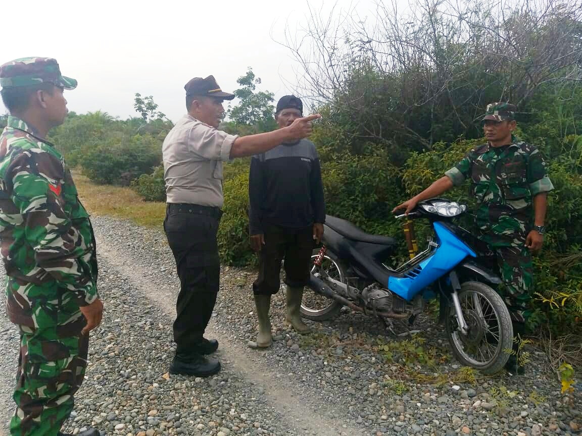Cegah Karhutla, Babinsa Koramil 09/Samatiga Patroli dan Sosialisasi