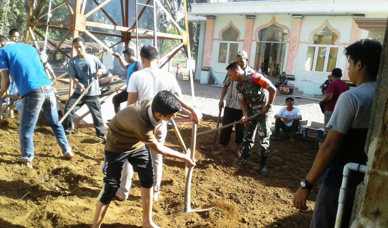 Tumbuhkan Jiwa Gotong Royong, Babinsa Bantu Warga Timbun Pondasi Masjid
