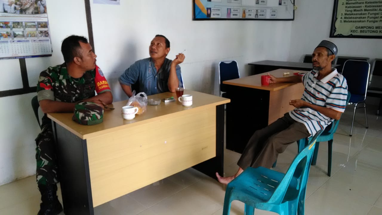 Babinsa Beutong Komsos Bersama Tokoh Masyarakat