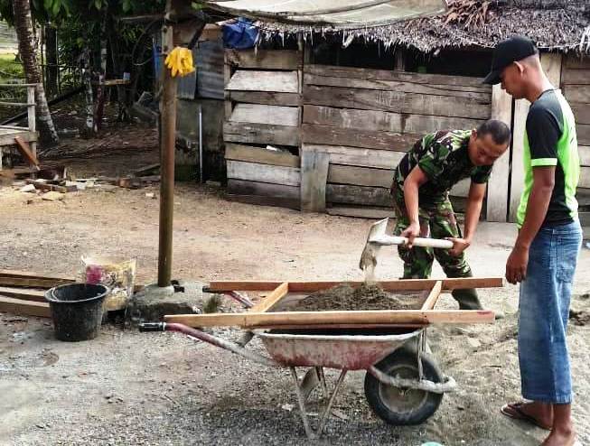 Babinsa Johan Pahlawan Bantu Renovasi Rumah Dhuafa