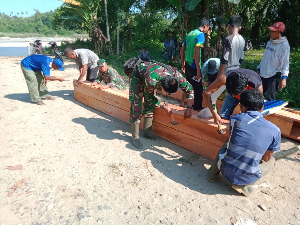 Babinsa dan Warga Dirikan Gerbang Selamat Datang