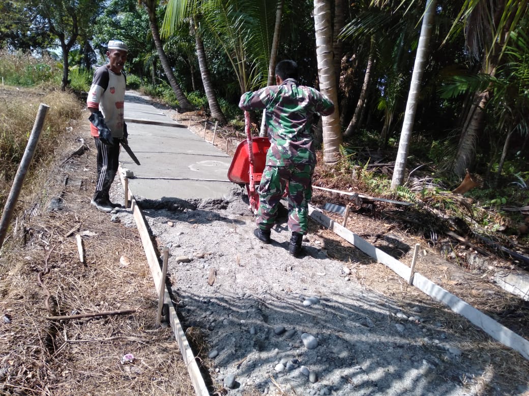 Babinsa dan Warga Bangun Jalan Menuju Sawah