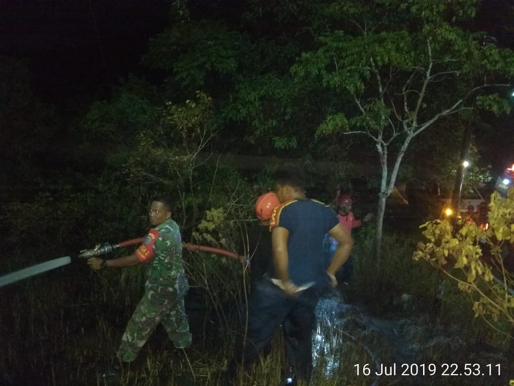 Babinsa Kodim Sabang Padamkan Kebakaran Lahan