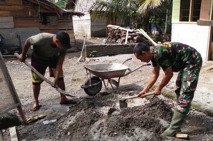 Peduli Warga Kurang Mampu, Babinsa Desa Leuhan Bantu Renovasi Rumah