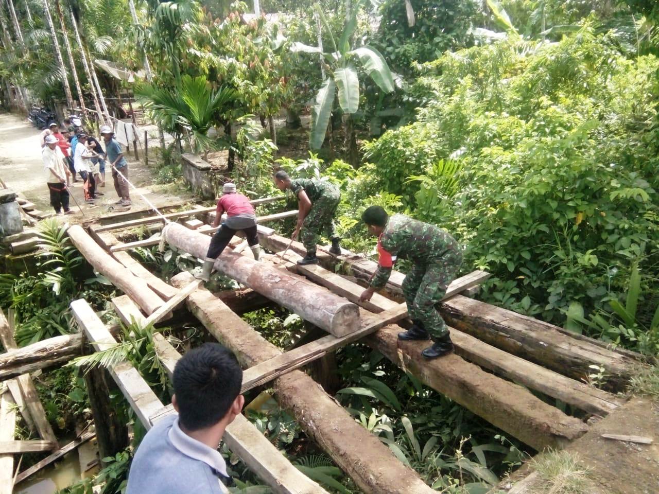 Jembatan Putus, Anggota Posramil Panton Reu Turun Tangan
