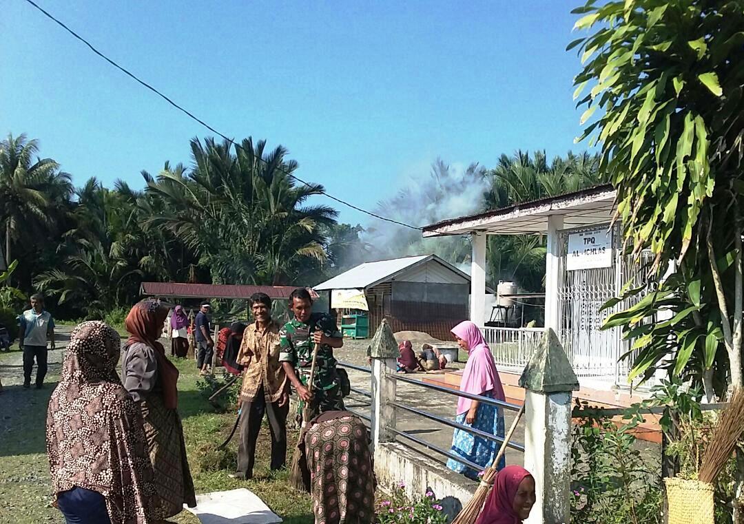 Babinsa Koramil 09/Samatiga Jum’at Bersih Bersama Warga
