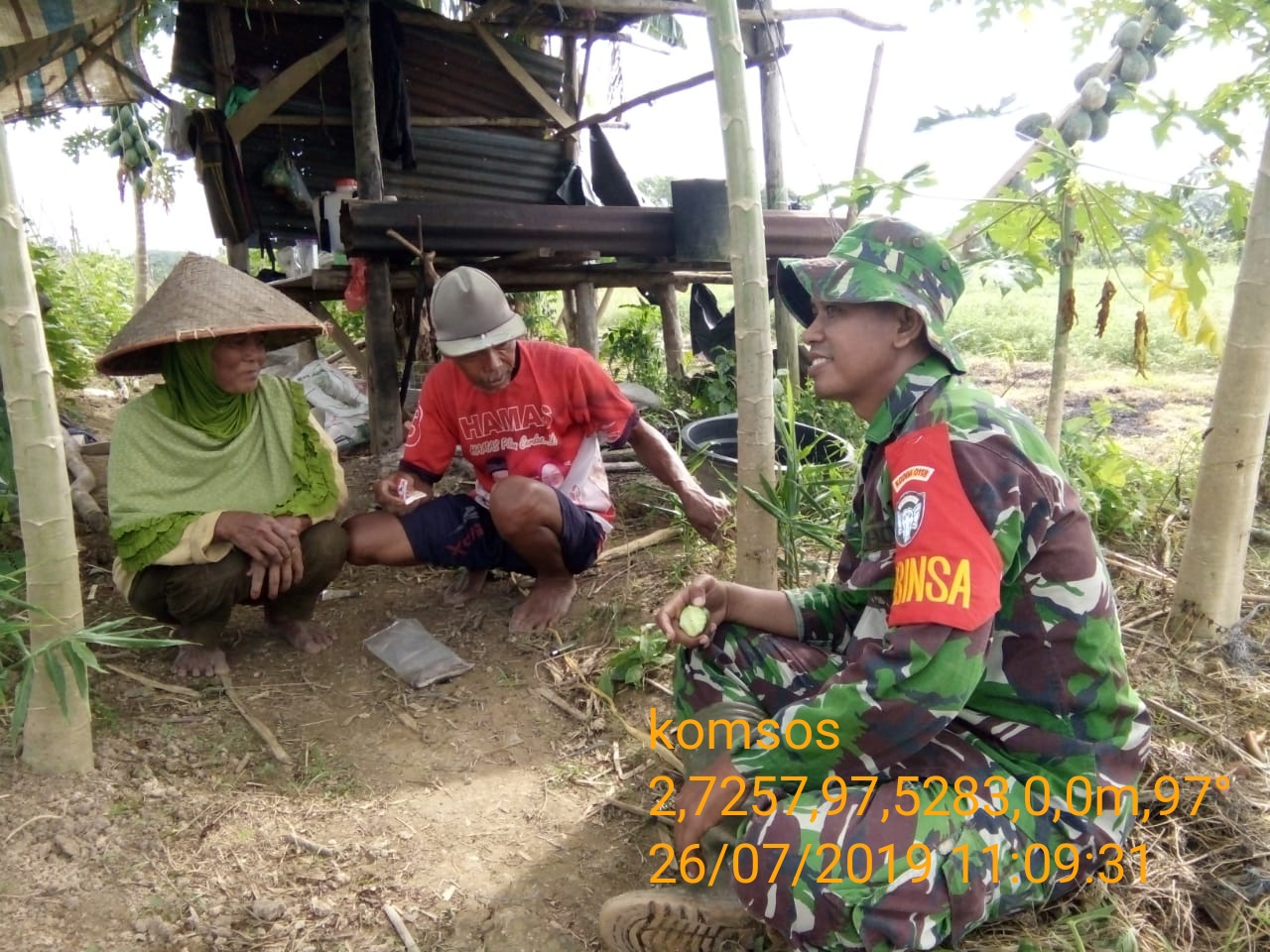 Di Tengah Sawah, Babinsa Koramil 04 Komsos dengan Petani