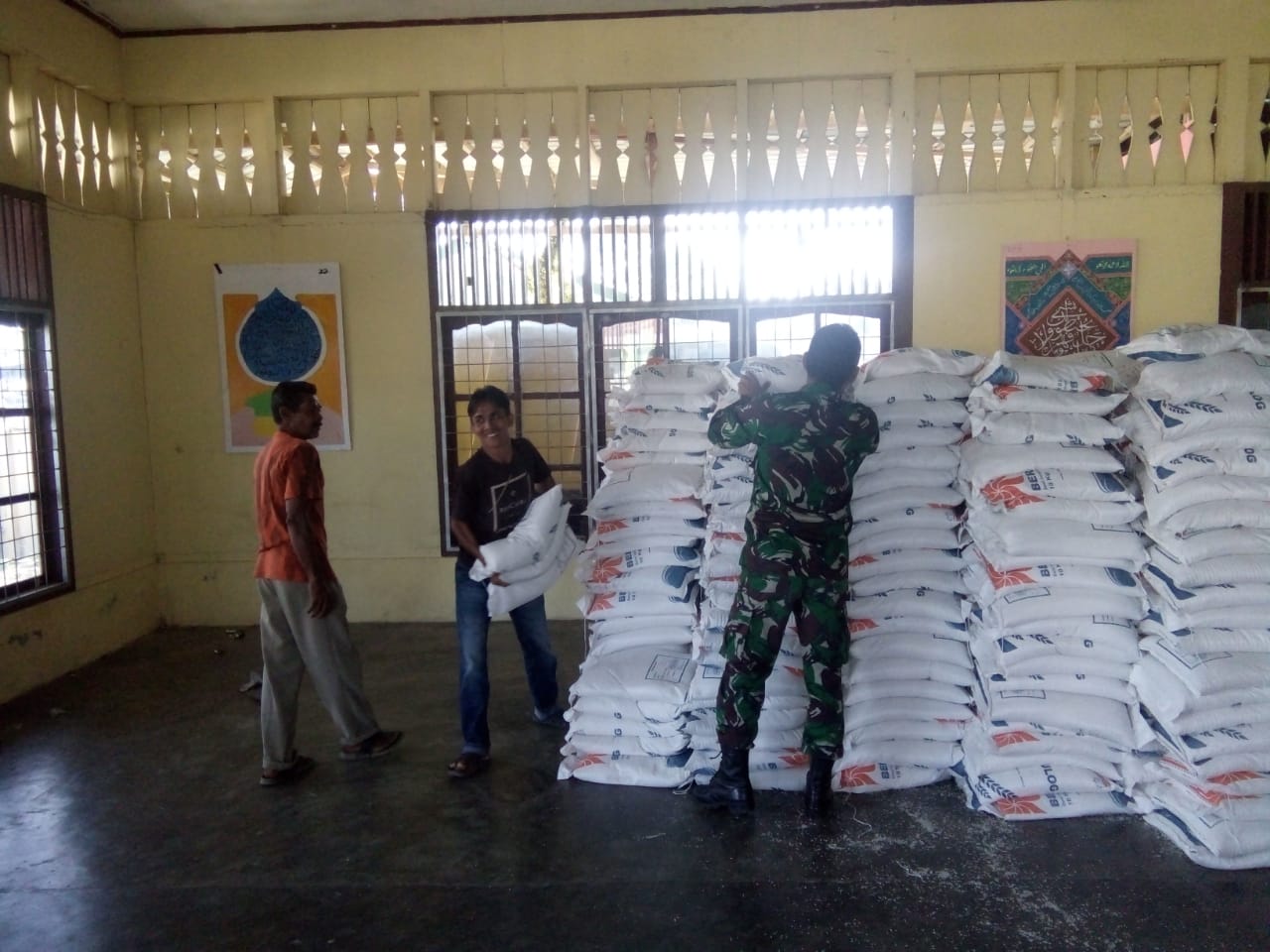 Babinsa Koramil 06/Darul Makmur Ikut Bantu Bagikan Beras Raskin