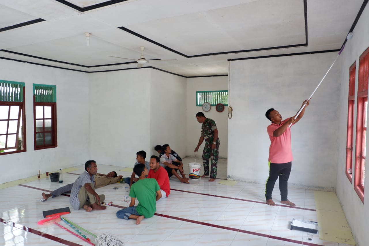 Babinsa Koramil 04/Seunagan Bantu Warga Cat Musholla Al Iman