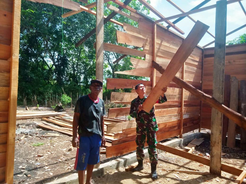 Babinsa Bantu Buat Rumah Masyarakat Miskin
