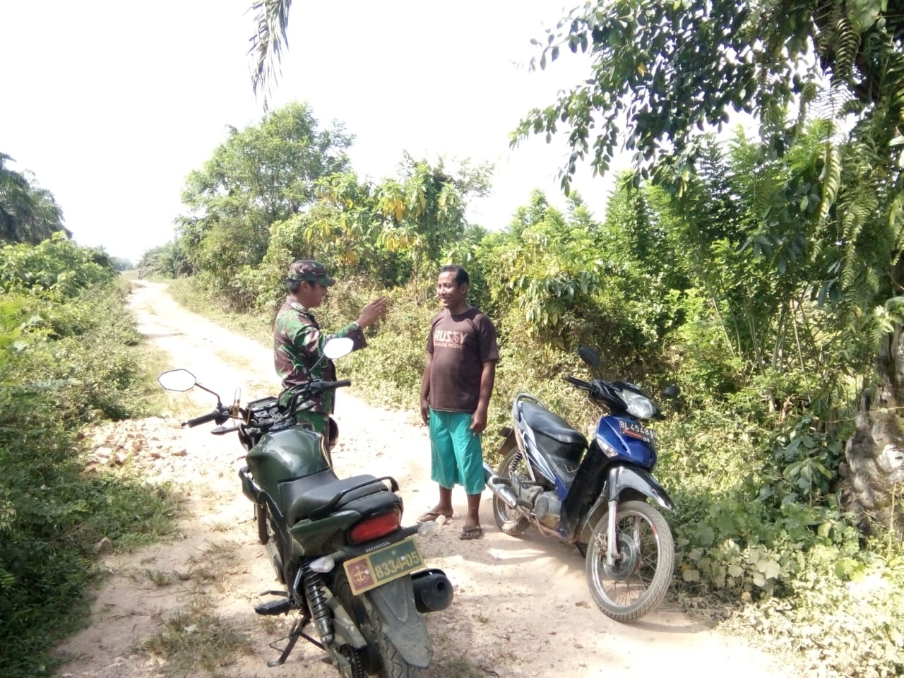 Pastikan Tidak Terjadi Karhutla, Serda Rinto Lakukan Patroli