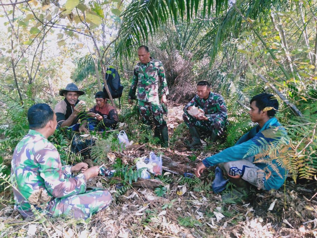Babinsa Tripa Makmur Himbau Warga Waspada Kebakaran