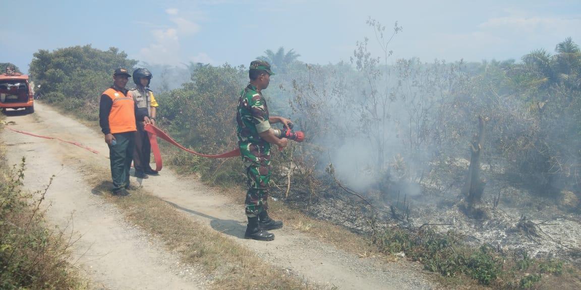 Babinsa Kodim Nagan Raya Kembali Padamkan Kebakaran Lahan