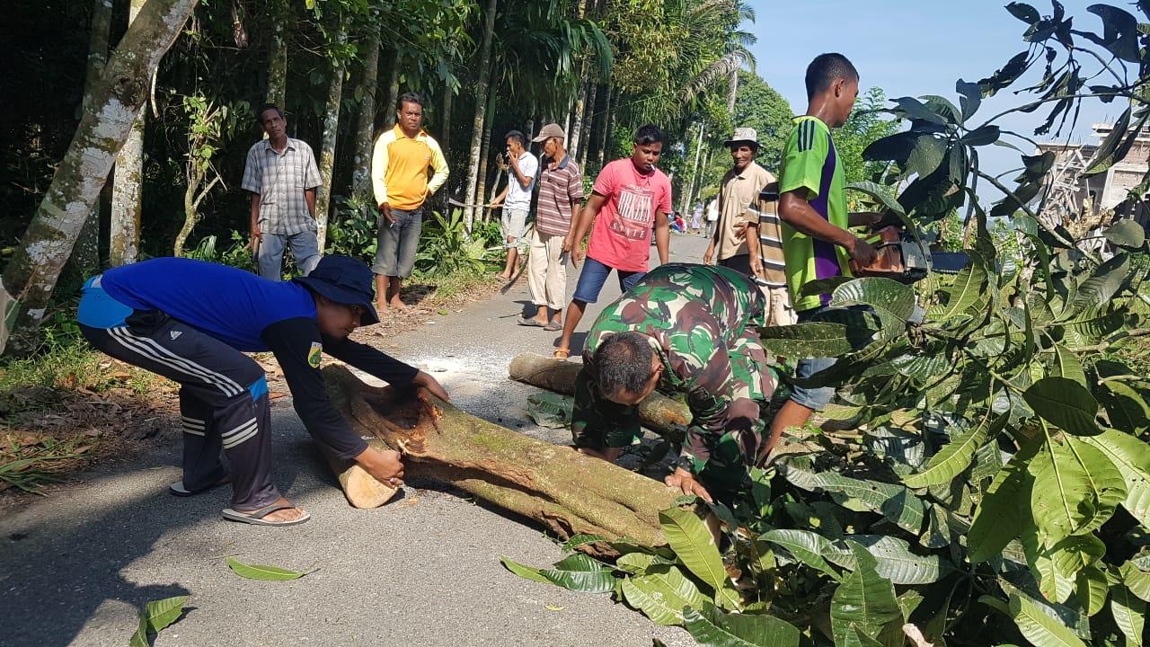 Jumat Bersih, Babinsa Seunagan Gotong Royong Bersama Warga