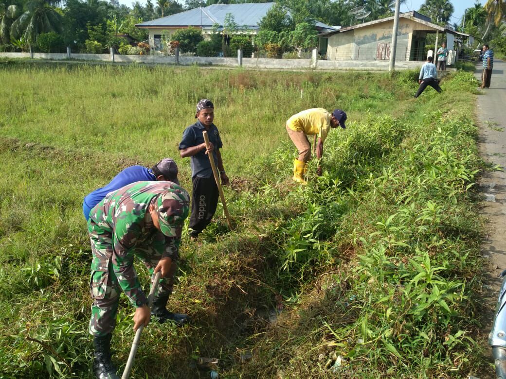 Babinsa Koramil 02/Ktm Peduli dengan Saluran Irigasi Sawah