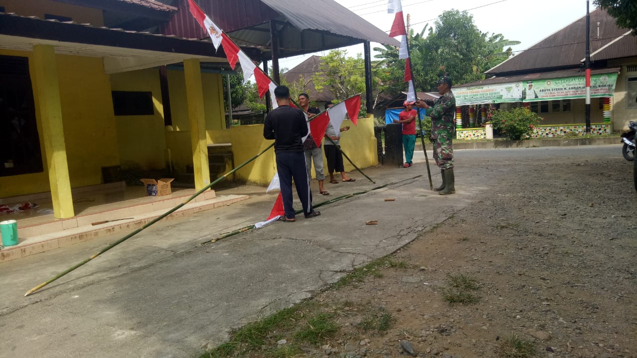 Kopda Nurman dan Warga Pasang Bendera dan Umbul-Umbul